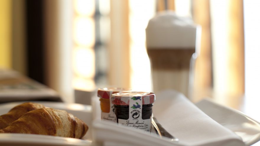 breakfast in the room with Latte Macchiato relexa hotel Berlin - breakfast in the room with Latte Macchiato